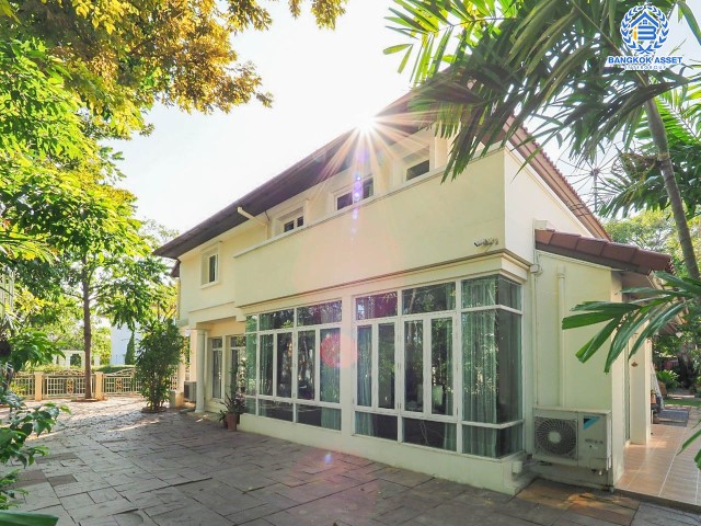 *****บ้านเดี่ยวมือสองย่านกรุงเทพฯ ม.เอ็นริช พาร์ค กาญจนาภิเษก หลังมุม เนื้อที่กว้างเกือบ 263 ตร.ว. ฟังก์ชัน 3 ห้องนอน 4 ห้องน้ำ ที่จอดรถ 4 คัน บ้านหลังใหญ่ ตกแต่งพร้อมอยู่ พื้นที่รอบบ้านกว้างขวาง โครงการอยู่ติดถนนกาญจนาภิเษก เดินทางสะดวกด้วยรถไฟฟฟ้าสายสีน้ำเงิน "สถานีหลักสอง" จองเลย!